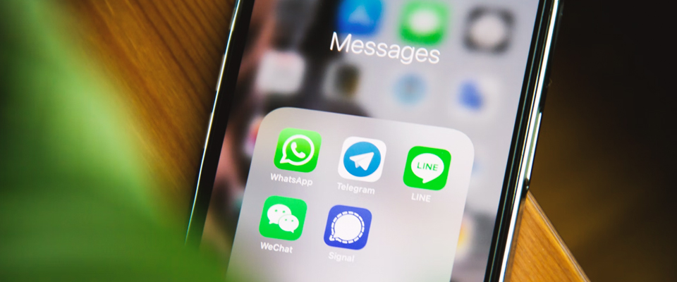 SAS CI 360 chat apps on smartphone screen